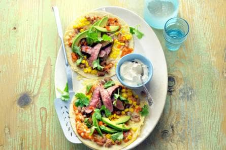 Tortillapizza's met biefstuk, avocado en mais