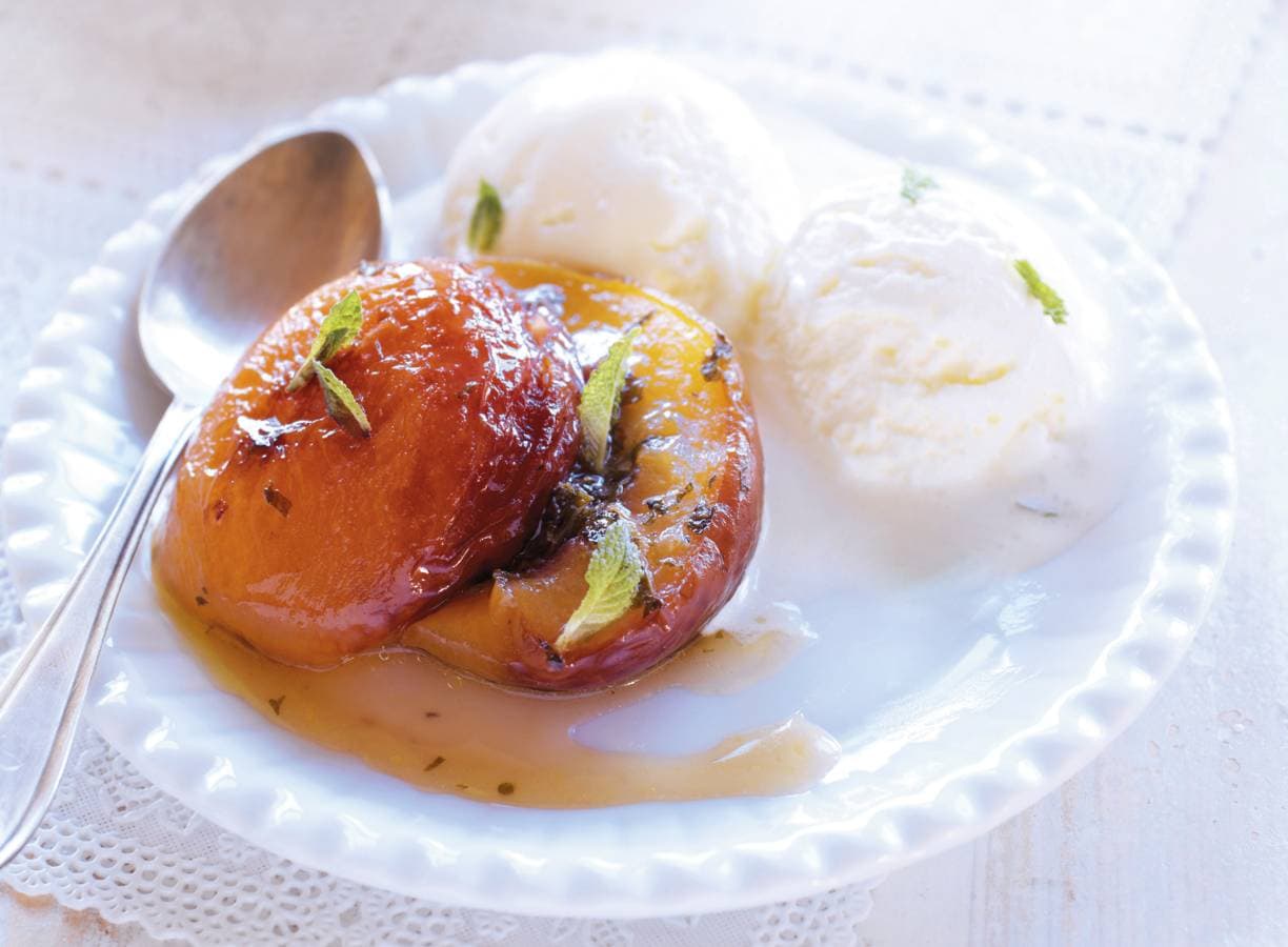 Gegrilde nectarines met munt en slagroomijs