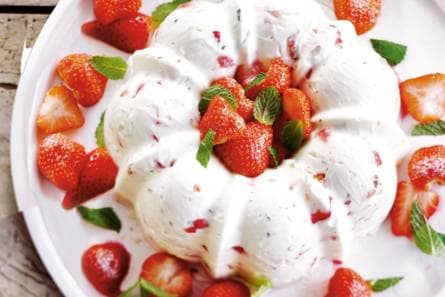 Karnemelkpudding met aardbeien