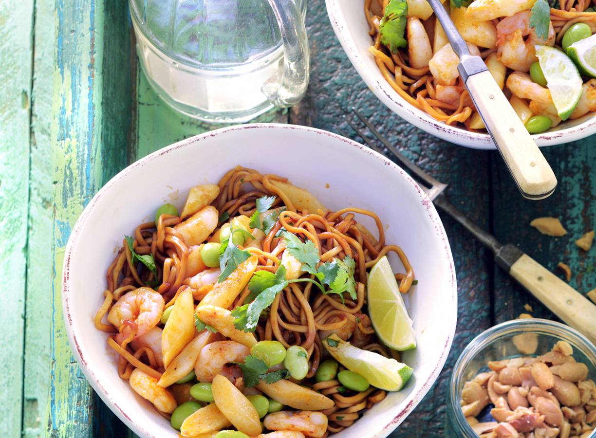 Aspergeroerbak met edamame en korianderdressing