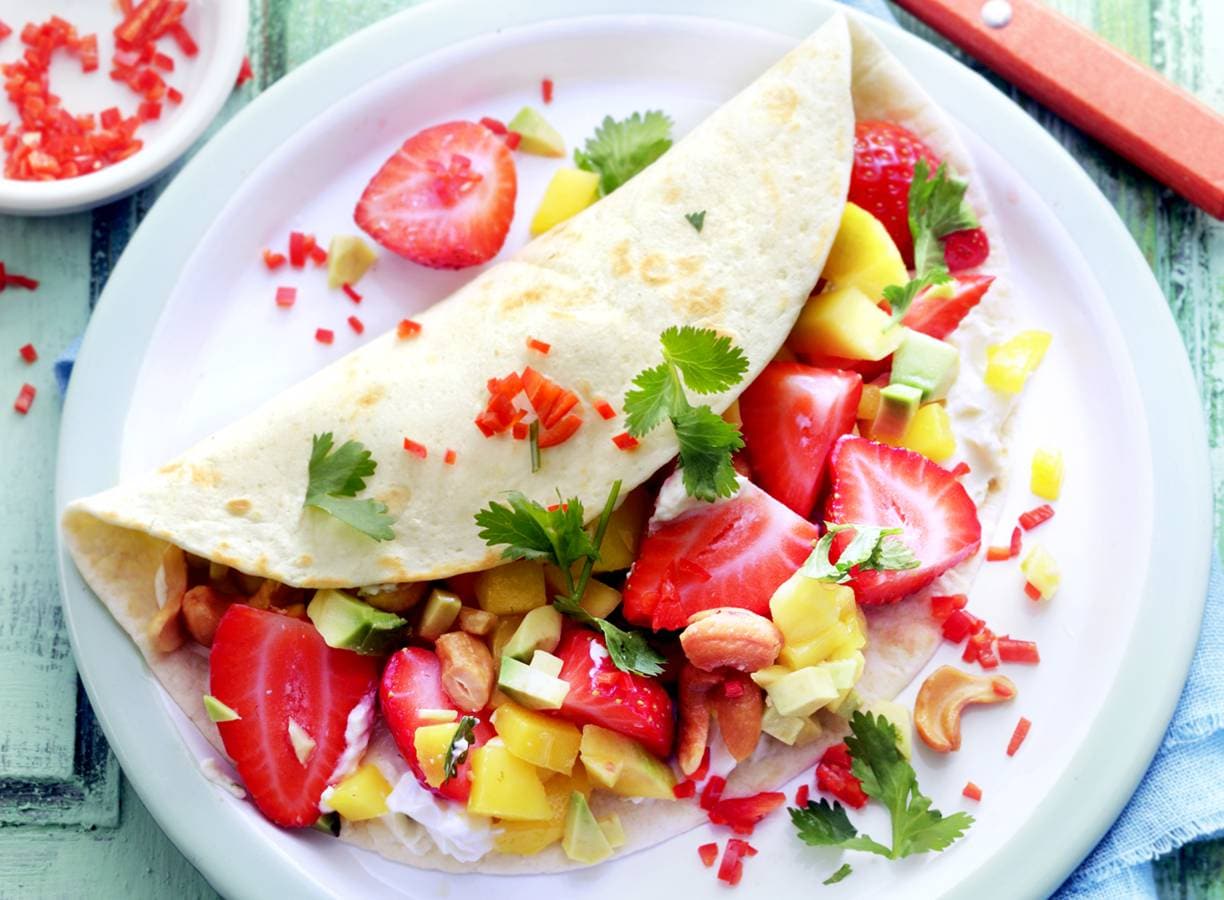 Lunchwrap met aardbeien, avocado en mango