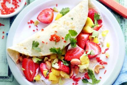 Lunchwrap met aardbeien, avocado en mango