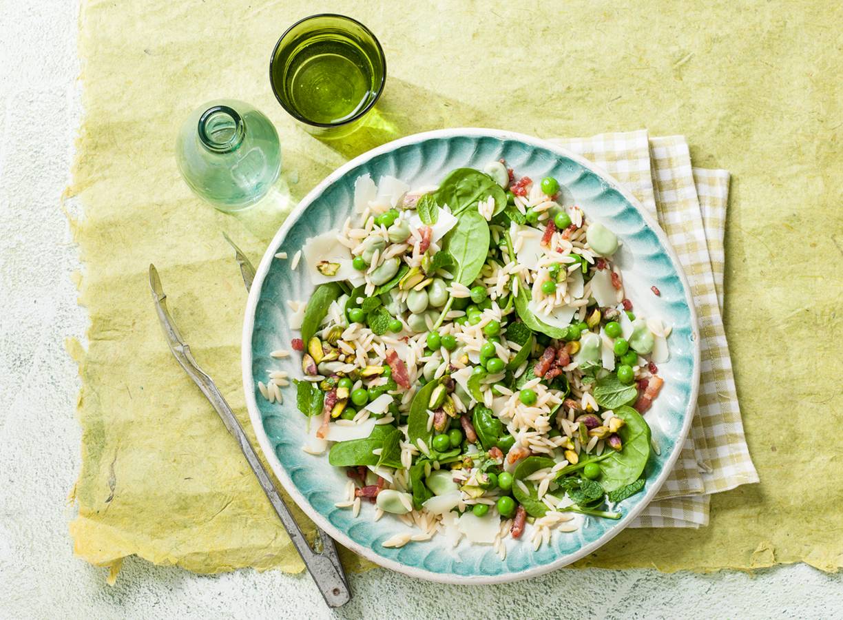 Orzosalade met erwten, spinazie & spek