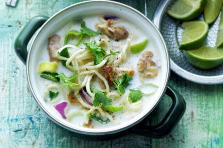 Thaise kip-kokos-noedelsoep