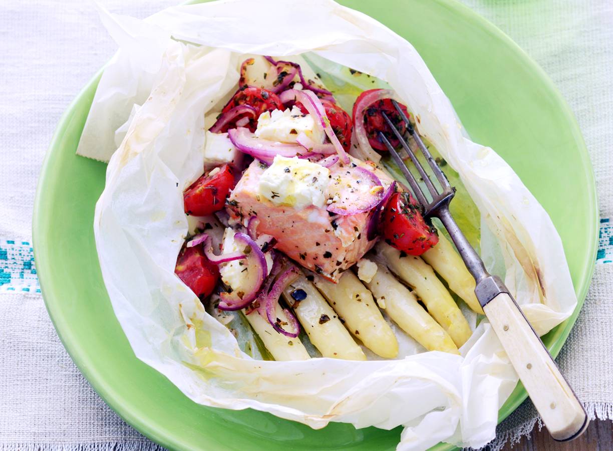 Zalmpakketjes met asperges en witte kaas