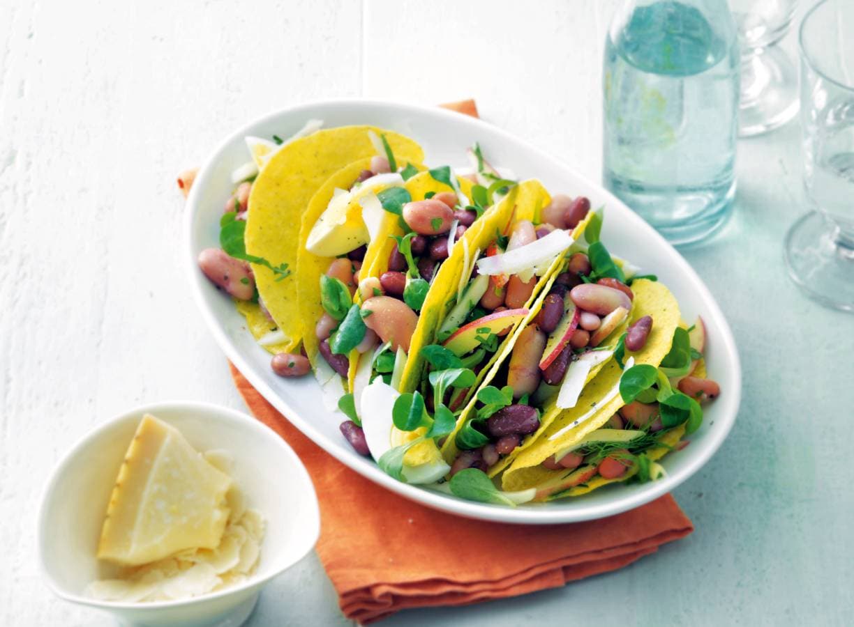 Frisse salade met bonen in tacoschelpen