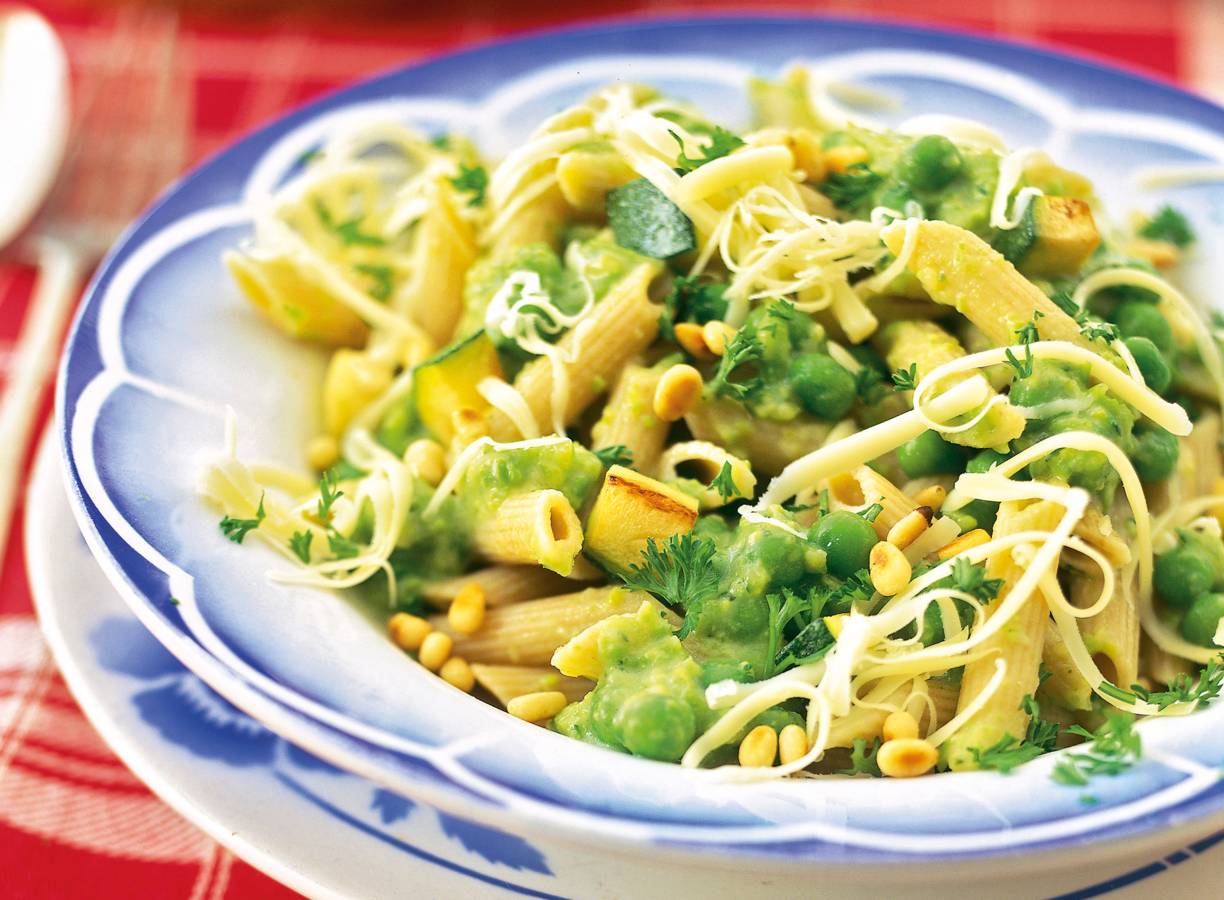 Pasta met saus van groene groenten