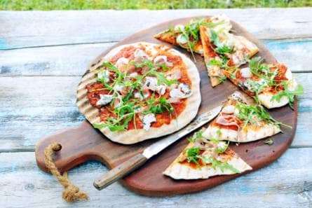 Gegrilde pizza met rauwe ham en truffelmascarpone