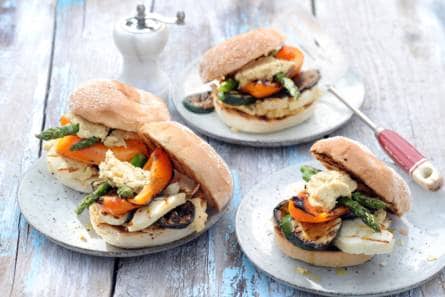 Halloumiburgers met gegrilde groenten