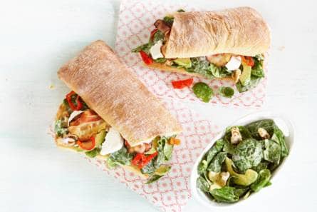 Broodje met spinaziesalade en peppadews