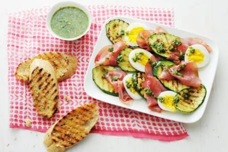 Courgette-rookvleessalade met ei en rucolapesto