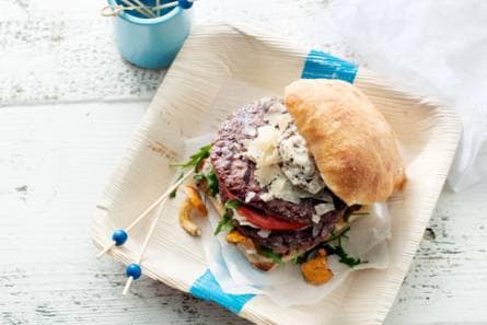 Grillburger met truffelmayo, rucola en parmezaan