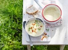 Koud komen de uitgesproken smaken van ui en pancetta goed tot hun recht. In een thermoskan blijft de soep lekker koel.