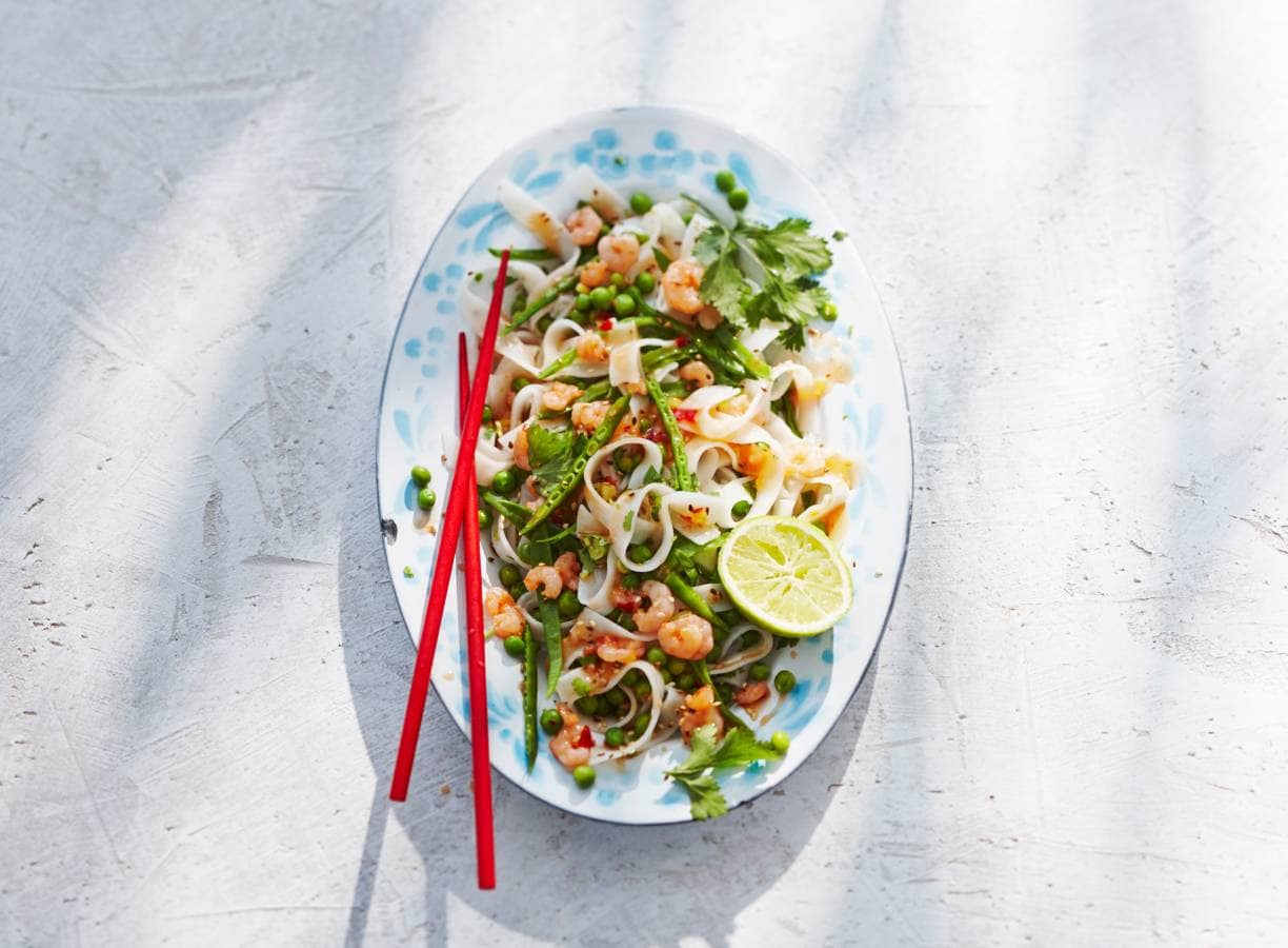 Noedelsalade met garnalen en peultjes