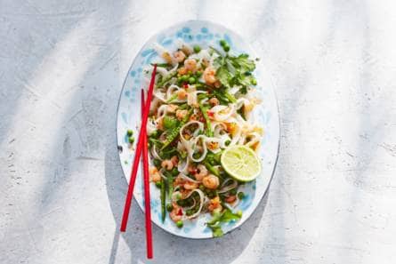 Noedelsalade met garnalen en peultjes