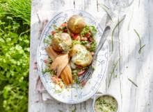 Een zomerse salade met warme Opperdoezers, gerookte haring en een frisse bieslookmayonaise.