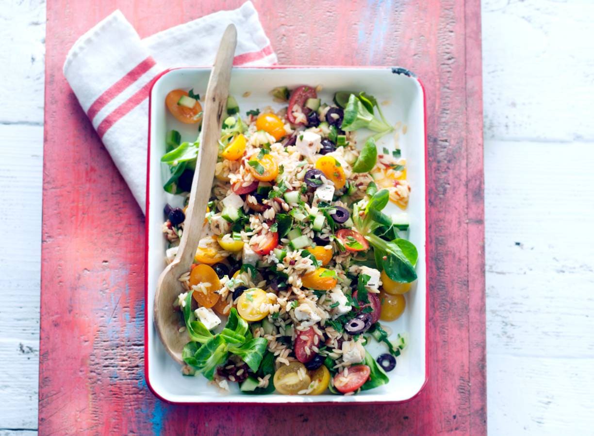 Orzosalade met tomaat, komkommer en feta