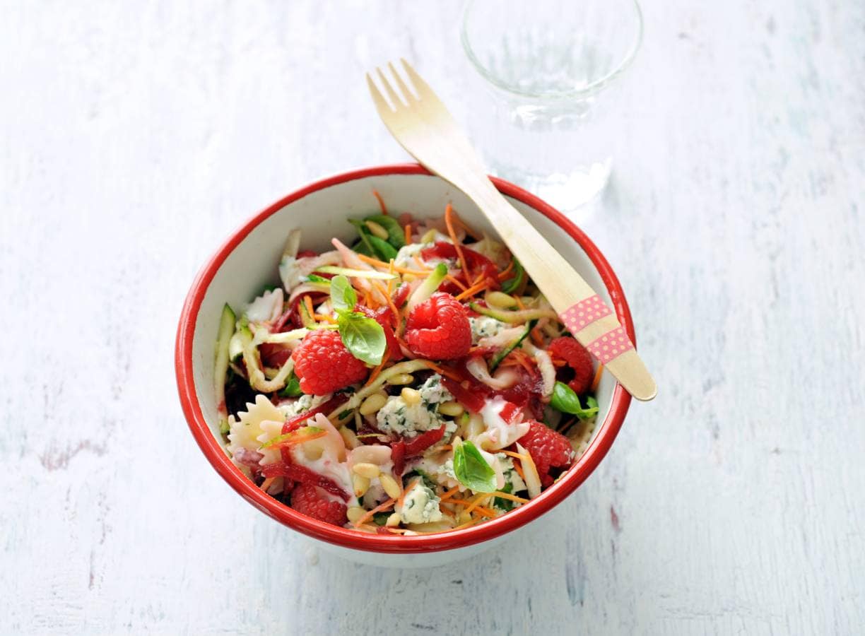 Pastasalade met frambozen en blauwaderkaas