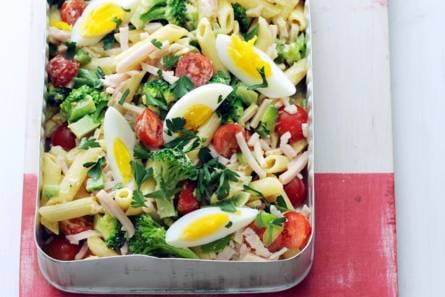 Pastasalade met kip met gekookt eitje