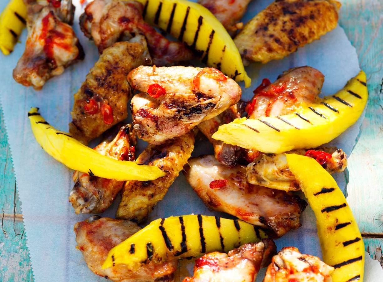 Pittige kippenvleugels met mango en pindadip