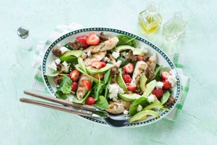 Spinaziesalade met gegrilde kip, aardbeien & witte kaas