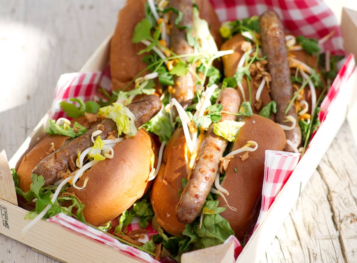 Thaise hotdogs met currymayo en gebakken uitjes