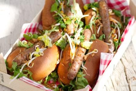 Thaise hotdogs met currymayo en gebakken uitjes