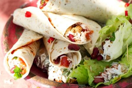 Vegetarische wraps met gekruid vegagehakt, rijst en bonen