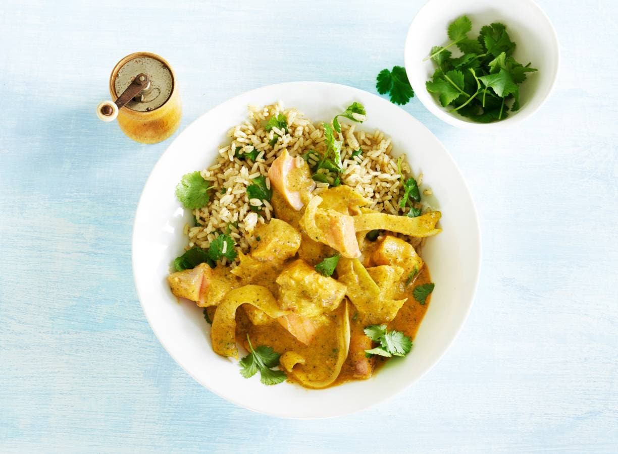 Zalmcurry met korianderrijst