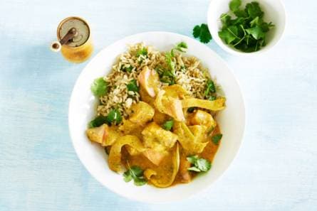 Zalmcurry met korianderrijst