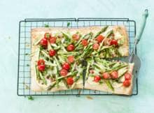 Een heerlijke, hartige taart gemaakt met pizzadeeg. Van deze flammkuchen met asperges krijg je zeker het lentegevoel. 