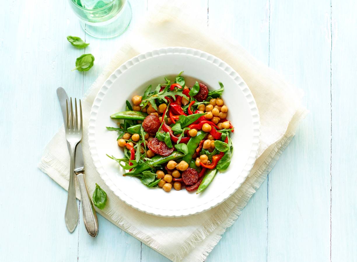 Kikkererwtensalade met chorizo, paprika en sugarsnaps