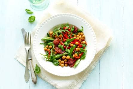 Kikkererwtensalade met chorizo, paprika en sugarsnaps