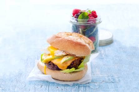 Burger met avocado en gebakken ei