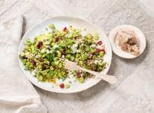 Groene salade met fruitige cranberry’s en witte kaas.