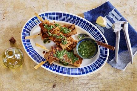 Spies met tofu en korianderpesto
