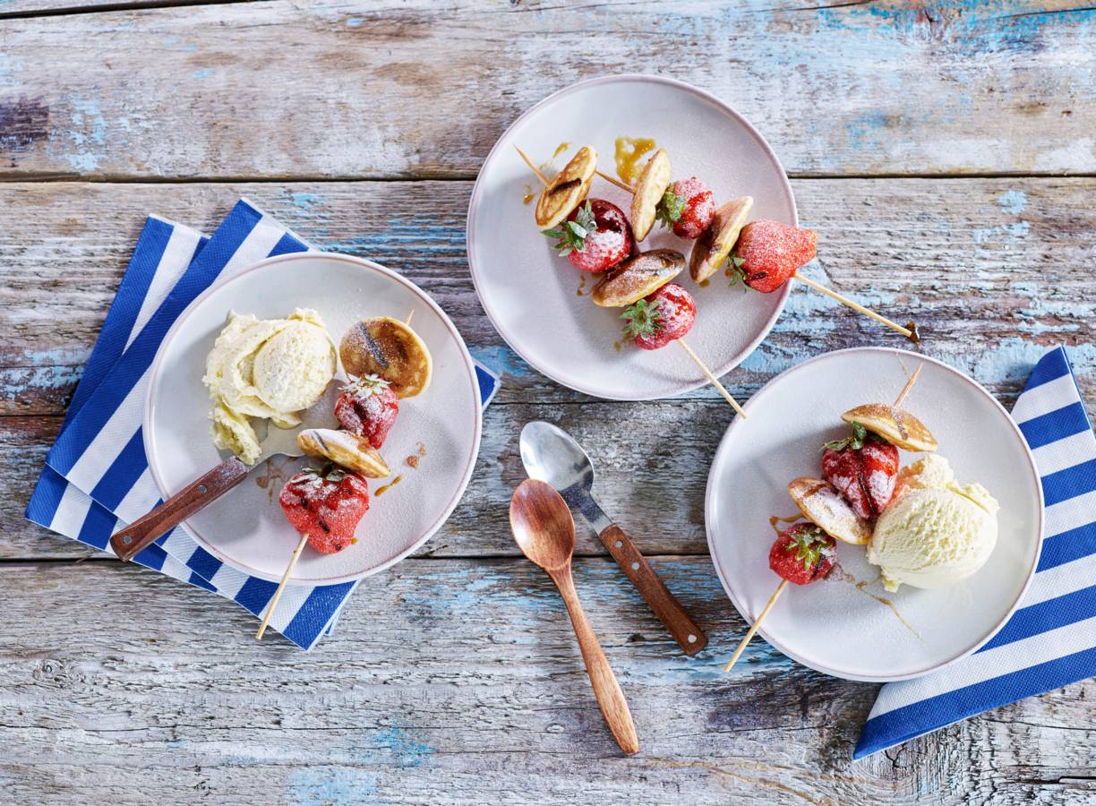 Spiesjes van poffertjes met aardbeien