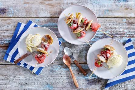 Spiesjes van poffertjes met aardbeien