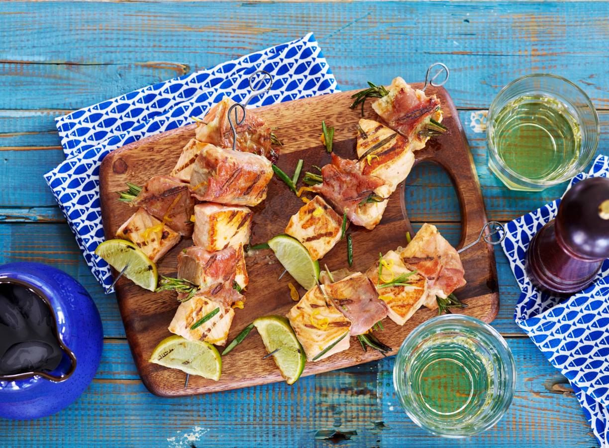 Zalmspies met Parmaham en rozemarijn