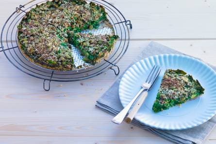Glutenvrije taart met spinazie, zaden en avocado