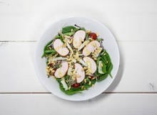 Dertig bloggers deelden hun favoriete saladerecept, zodat jij die thuis ook gemakkelijk kunt maken. Proef deze spinazie-kipsalade van Healthy Living In Heels.