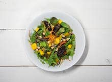 Dertig bloggers deelden hun favoriete saladerecept, zodat jij die thuis ook gemakkelijk kunt maken. Proef de mango-dadelsalade van The Green Happiness.