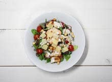 Dertig bloggers deelden hun favoriete saladerecept, zodat jij die thuis ook gemakkelijk kunt maken. Proef de boerenkoolsalade van Your Little Black Book.