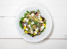 Dertig bloggers deelden hun favoriete saladerecept, zodat jij die thuis ook gemakkelijk kunt maken. Proef deze fruitige vegasalade van Amayzine.