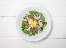 Dertig bloggers deelden hun favoriete saladerecept, zodat jij die thuis ook gemakkelijk kunt maken. Proef deze biefstuksalade van Chef met Lef.