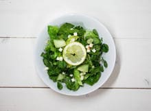 Dertig bloggers deelden hun favoriete saladerecept, zodat jij die thuis ook gemakkelijk kunt maken. Proef de meloen-fetasalade van Chickslovefood.