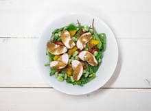 Dertig bloggers deelden hun favoriete saladerecept, zodat jij die thuis ook gemakkelijk kunt maken. Proef de buik-weg-salade van Suus.