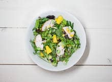 Dertig bloggers deelden hun favoriete saladerecept, zodat jij die thuis ook gemakkelijk kunt maken. Proef deze kip-mangosalade van Fit Girl Code.