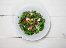 Dertig bloggers deelden hun favoriete saladerecept, zodat jij die thuis ook gemakkelijk kunt maken. Proef de geitenkaassalade van Freckles & Food.