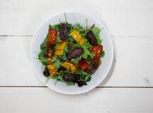 Dertig bloggers deelden hun favoriete saladerecept, zodat jij die thuis ook gemakkelijk kunt maken. Proef deze zomerse salade van Girls Love Healthy.